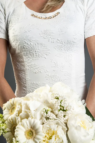 Bruids houden witte boeket — Stockfoto