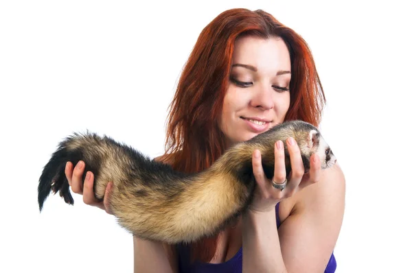 Rood donkerharige vrouw en schattig ferret — Stockfoto