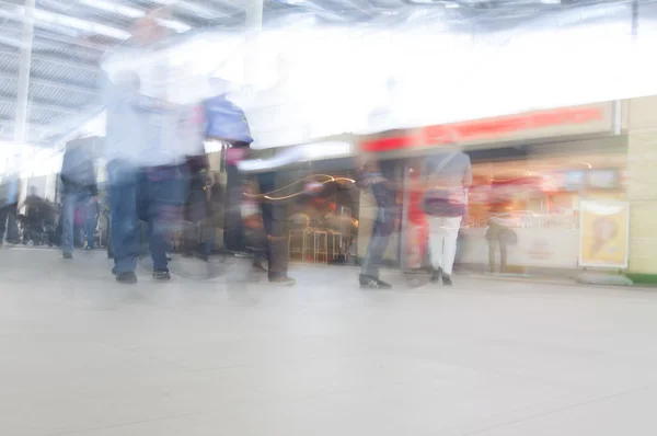 Suddig motion människor på järnvägsstationen i utrecht — Stockfoto