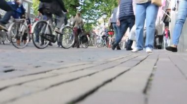 geçenler ve bisiklet Amsterdam'da Park