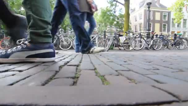 Parkeerplaats van de fiets en voorbijgangers in amsterdam — Stockvideo