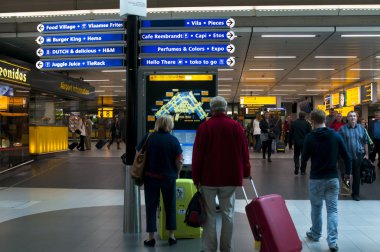 insanlar schiphol airport, amsterdam, Hollanda.