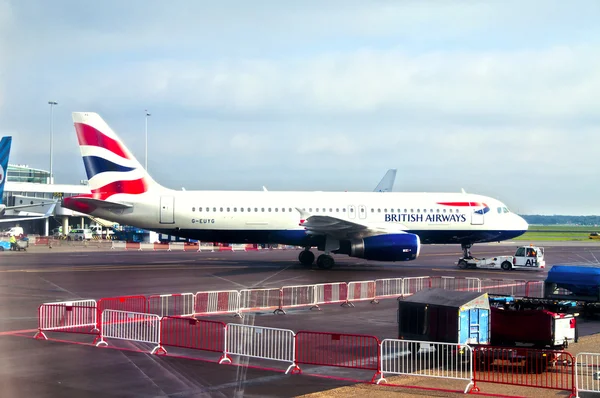 British Airways Plane in the Schiphol Airport, Amsterdam, Netherlands. — Stock Photo, Image