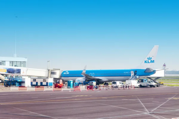 KLM boeing plan i schiphol airport, amsterdam, Nederländerna. — Stockfoto