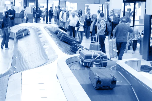 Gepäckkarussell auf dem Flughafen Schiphol, Amsterdam, Niederlande. — Stockfoto