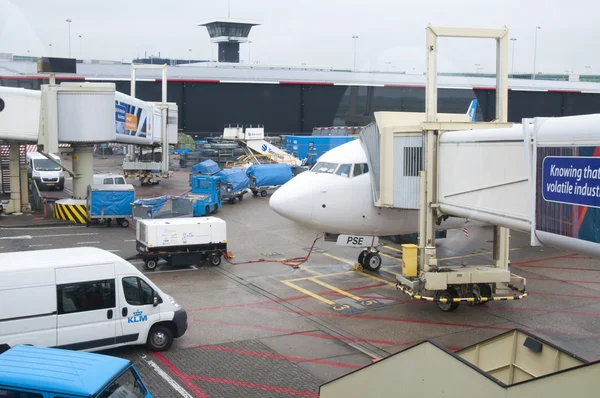 Plane in the Schiphol Airport, Amsterdam, Netherlands. — Stock Photo, Image