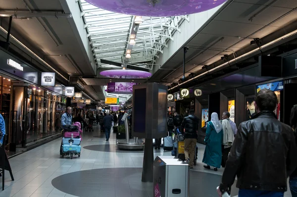 Duty free shops in the Schiphol Airport, Amsterdam, Netherlands. — Stock Photo, Image