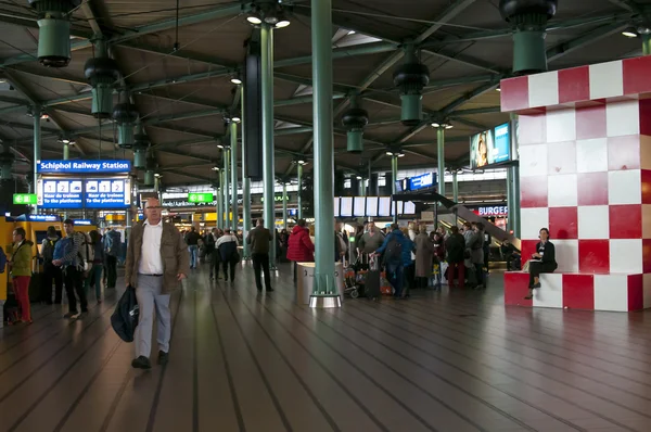 Menschen im Flughafen Amsterdam — Stockfoto