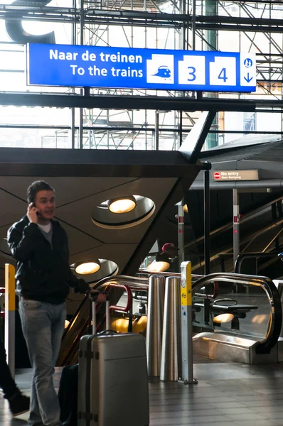 Roltrap naar de treinen in het amsterdam airport — Stockfoto