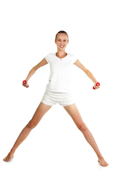 Здоровая женщина делает гантели упражнения — стоковое фото