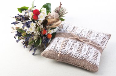 Düğün yastık ve çiçekler
