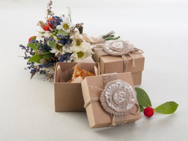 ciasteczka w vintage pola z bukietem kwiató