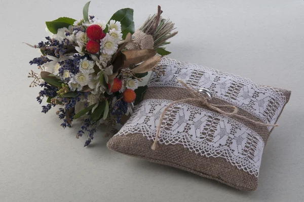 Almohada de boda vintage y flores de campo —  Fotos de Stock