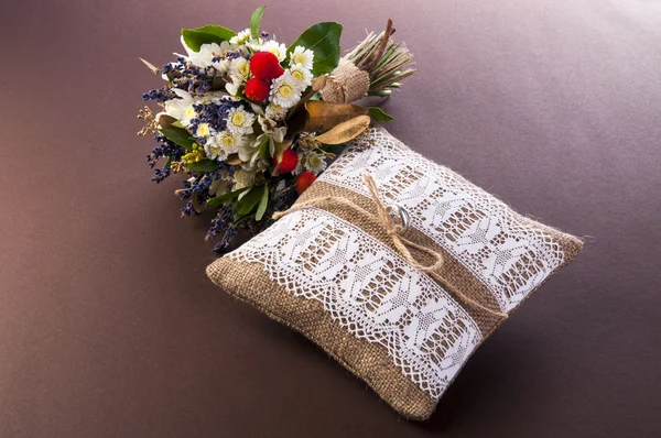 老式婚礼枕带环和花束 — 图库照片