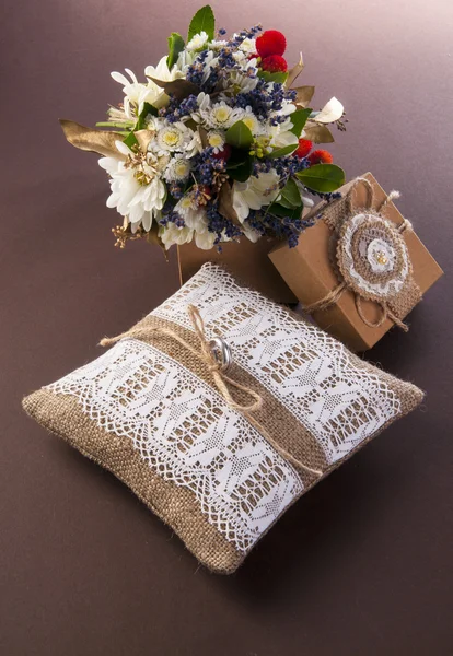 老式婚礼枕带环和框中的花束 — 图库照片