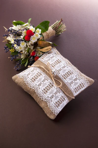 Vintage γάμο μαξιλάρι με δαχτυλίδι και λουλούδια — Φωτογραφία Αρχείου