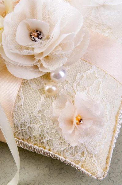 Wedding Pillow with flowers — Stockfoto