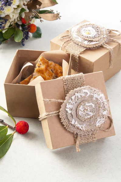 Cookie-kat a vintage dekoratív dobozokban, virágok — Stock Fotó