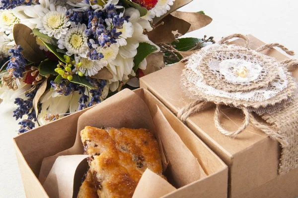 Cookies i vintage låda med fältet blommor — Stockfoto