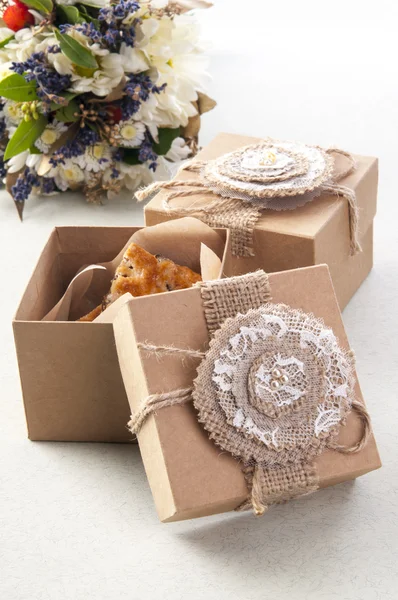 Galletas en cajas vintage con flores de campo —  Fotos de Stock