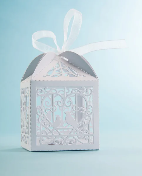 Креативная белая подарочная коробка — стоковое фото