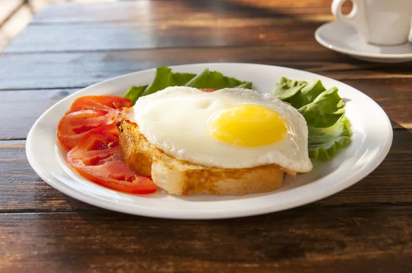 Desayuno de tostadas con huevo frito —  Fotos de Stock