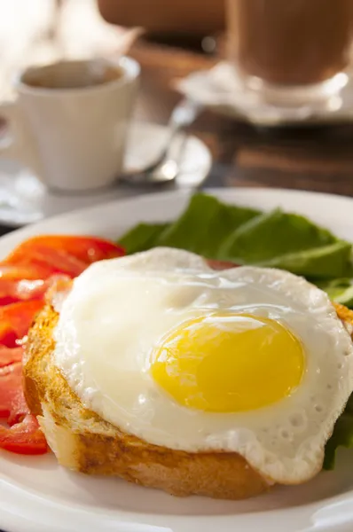 Toast with fried egg breakfast — Free Stock Photo