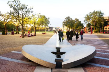 Amsterdam'da Museumplein'e üzerinde kişi