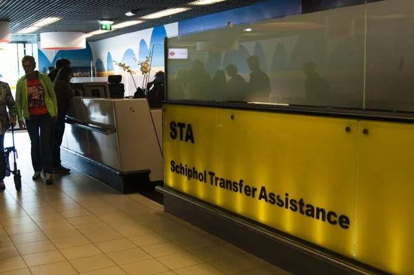Secretária de assistência de transferência de Schiphol — Fotografia de Stock