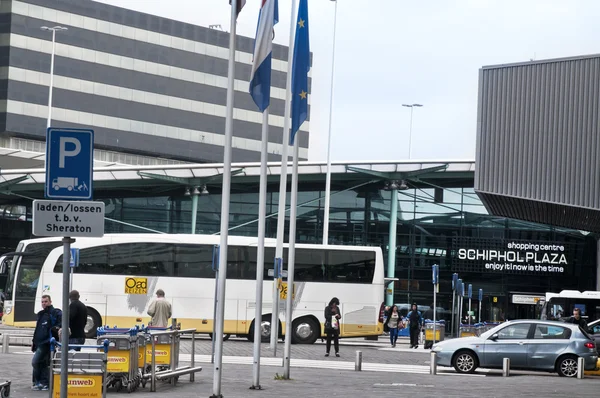 Автобус возле торгового центра Schiphol plaza в аэропорту Амстердама — стоковое фото