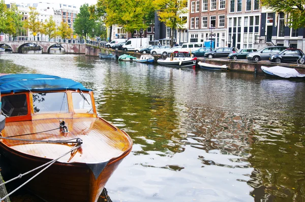 Passenger boat on the Herengracht canal in Amsterdam — Stock Photo, Image