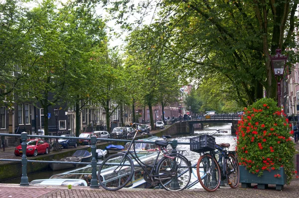 Bicicletas na ponte em Amsterdam — Fotografia de Stock