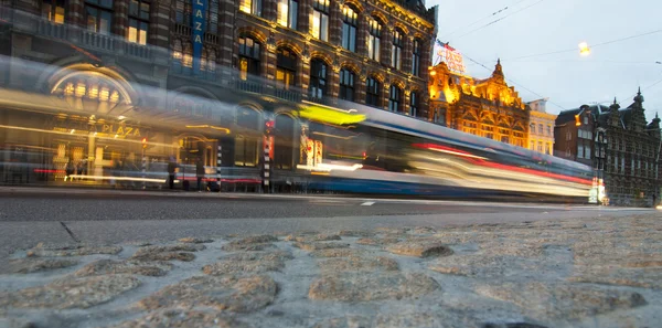 Train in motion near the Shopping center Magna plaza — Stock Photo, Image