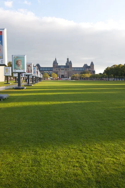 Museu Van Gogh e Rijksmuseum em Museumplein — Fotografia de Stock