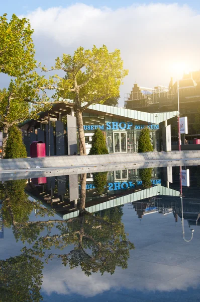 Obchod muzeum na náměstí museumplein v Amsterdamu — Stock fotografie