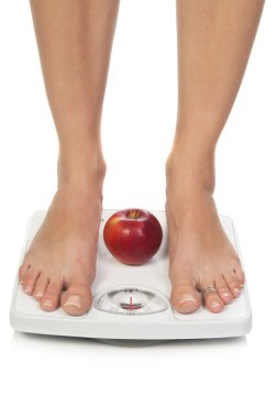 kadın ayakları üzerinde ölçekler