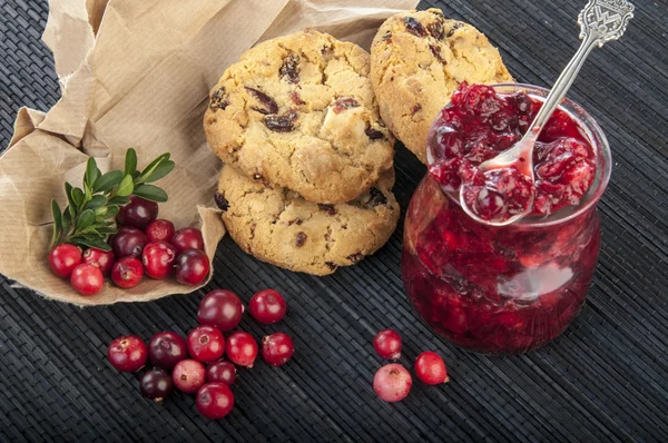 Cowberry jam with cookies — Stock Photo, Image