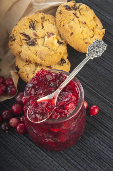 Jar of cowberry jam with cookies — Stock Photo, Image