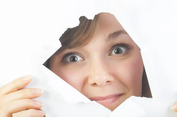 Mujer mirando a través del agujero en papel — Foto de Stock