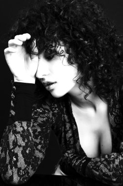 kıvırcık saçlı zarif elbise giyen genç yorgun kadın