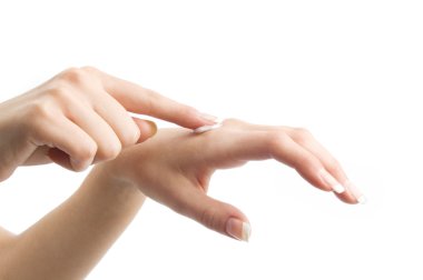 güzel erkek uygulanan nemlendirici krem eller