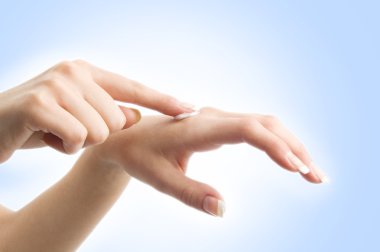 Kadın elleri el kremi sürüyor.