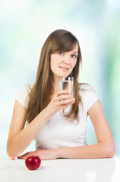 Frau und Glas Wasser — Stockfoto