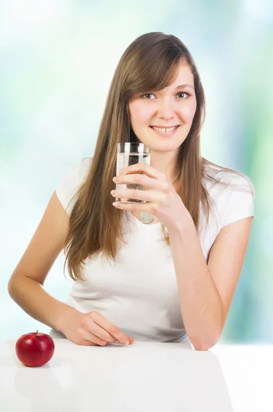 Schöne Frau mit einem Glas Wasser — Stockfoto