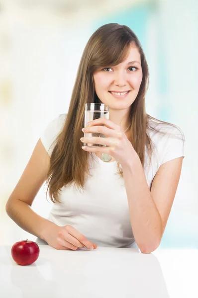 Frau mit Glas Wasser — Stockfoto