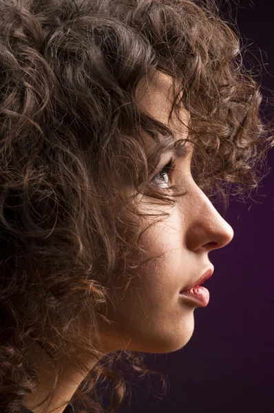 Giovane bella donna con i capelli ricci — Foto Stock