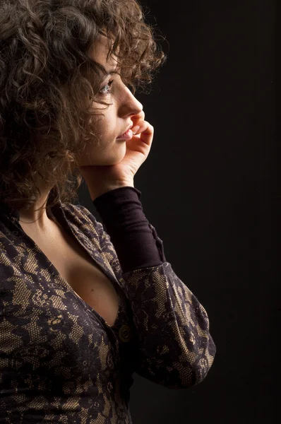 Vrouw met krullend haar dragen van elegante jurk — Stockfoto