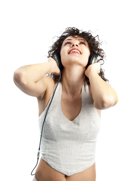 Mulher feliz ouvindo música com fones de ouvido — Fotografia de Stock