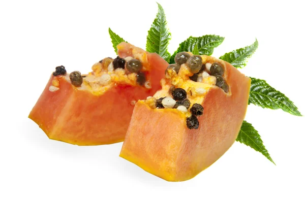 Yeşil yaprakları ile taze papaya dilimleri — Stok fotoğraf