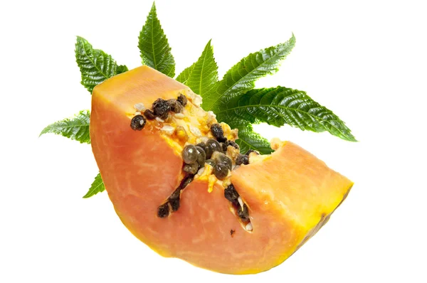 Papaya segment met groene bladeren — Stockfoto